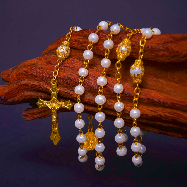 ChristianartworkshopSt. Benedict Medal & Crucifix of 6 mm Round White Pearl Alloy Chain Rosary