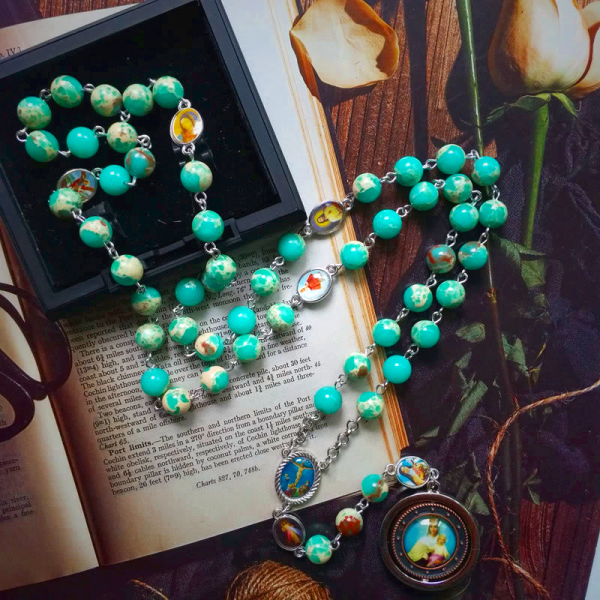 Crucifix & Madonna and Child of 8 mm Round Green Snakeskin Stone Alloy Chain Rosary