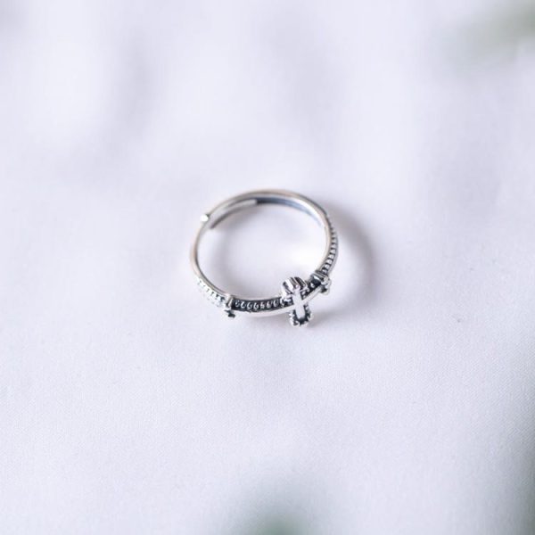 Minimalist 925 Silver Cross Ring with Ornate Rope Patterns: Enduring Symbol of Spiritual Bond