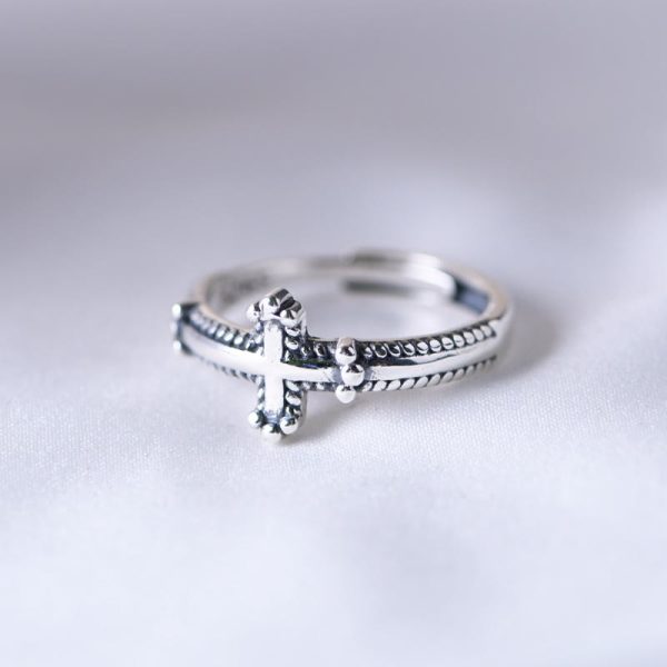 Minimalist 925 Silver Cross Ring with Ornate Rope Patterns: Enduring Symbol of Spiritual Bond